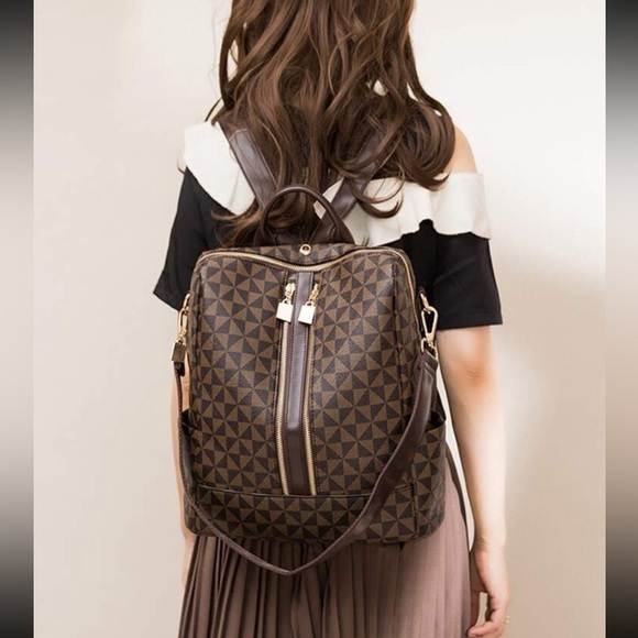 Large Capacity Backpack With Wristlet - Picture 5 of 10